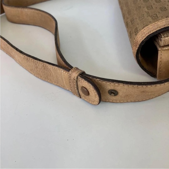 Gucci Tan Monogram Shoulder Bag - Picture 8 of 14